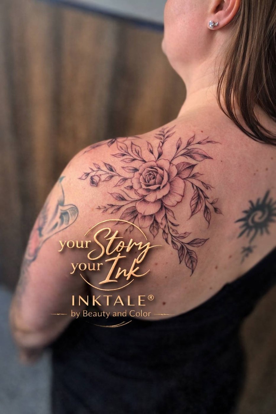 Fertiges Fineline-Rosen-Tattoo auf der Schulter